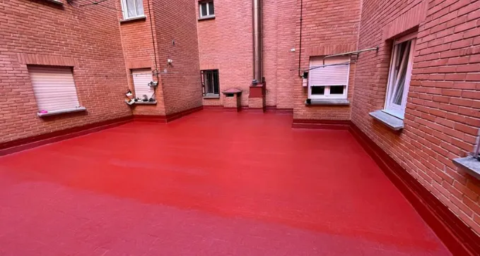 impermeabilizar patio interior en comunidad de vecinos de agreda, con caucho clorado